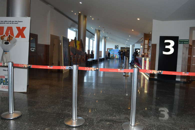 Delegado quer identificar testemunhas de crime no cinema e perícia em celular