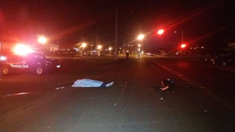 Acidente na Coronel Ponciano mata motociclista, deixa passageira ferida e motorista foge