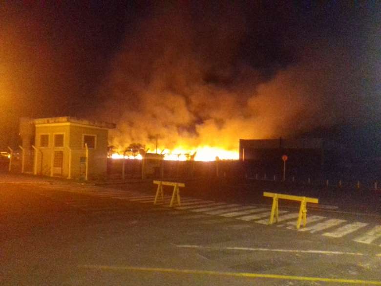 Queimada leva chamas em direção ao aeroporto e exige ação de bombeiros