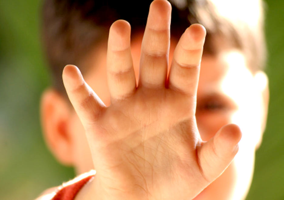 Pai chega bêbado em casa e bate no rosto do filho de 3 anos com chinelo