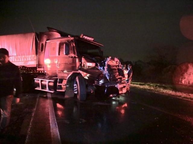 Carreta bate em 3 veículos durante interdição após acidente com morte