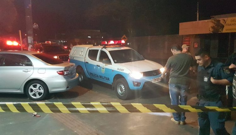Homem é executado com 3 tiros dentro de veículo