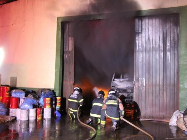 Incêndio destrói caminhão e se alastra por barracão de recicláveis