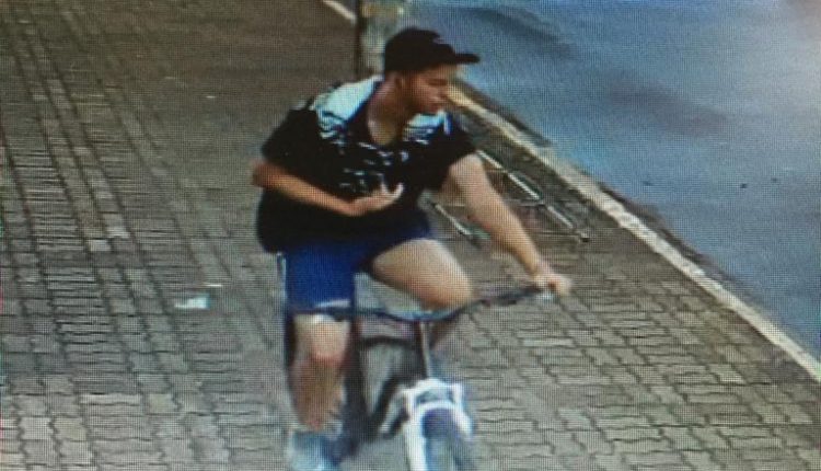 Polícia procura ciclista que passou a mão em mulher no meio da rua