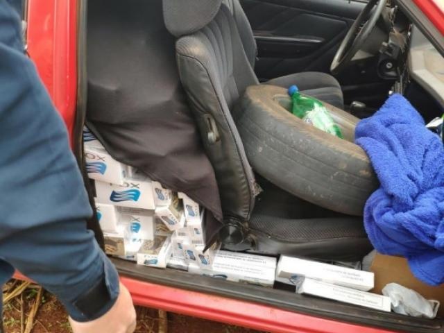 Carro com 10 mil maços de cigarros do Paraguai é abandonado em milharal