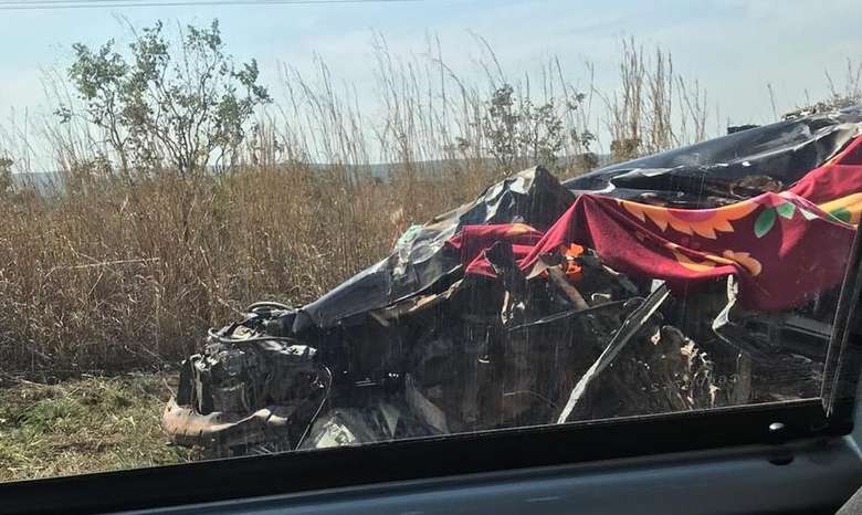 Avô e neta morrem após caminhonete bater de frente em carreta