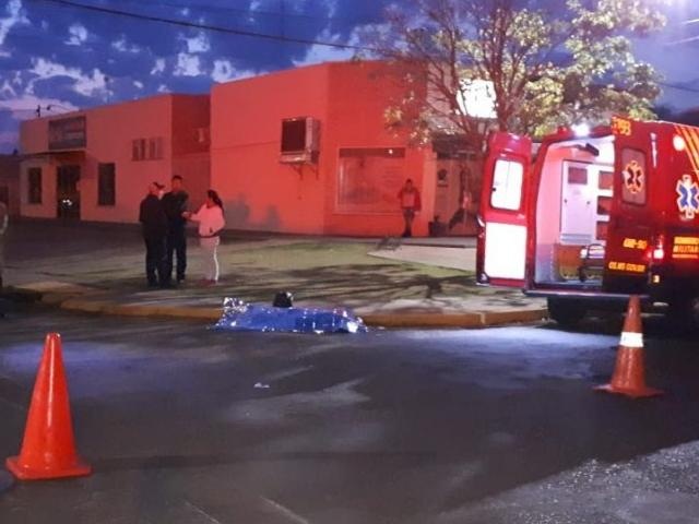 Motociclista é arremessada e morre ao bater cabeça no meio-fio