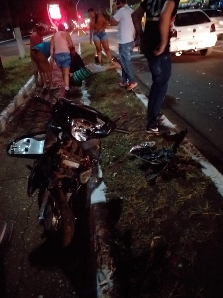 Homem morre após bater moto em carro parado na Marcelino Pires