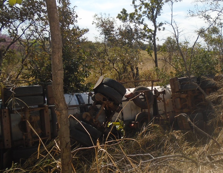 Carreta tomba e empresa é multada por derramar combustível em vegetação