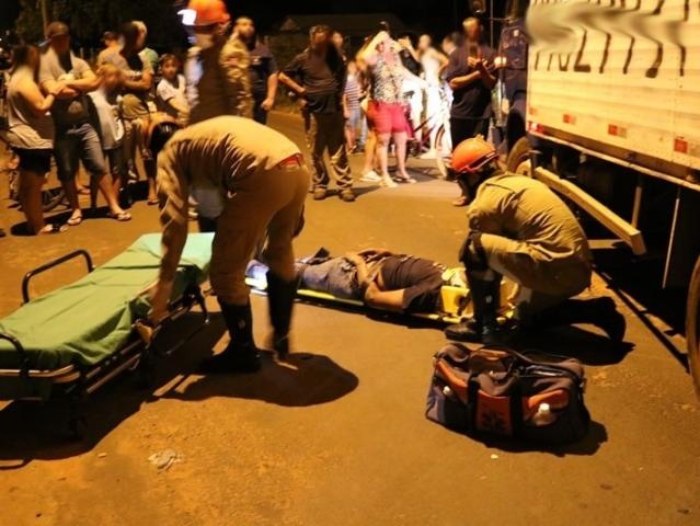 Motociclista morre no hospital após ser atropelado por caminhão-baú