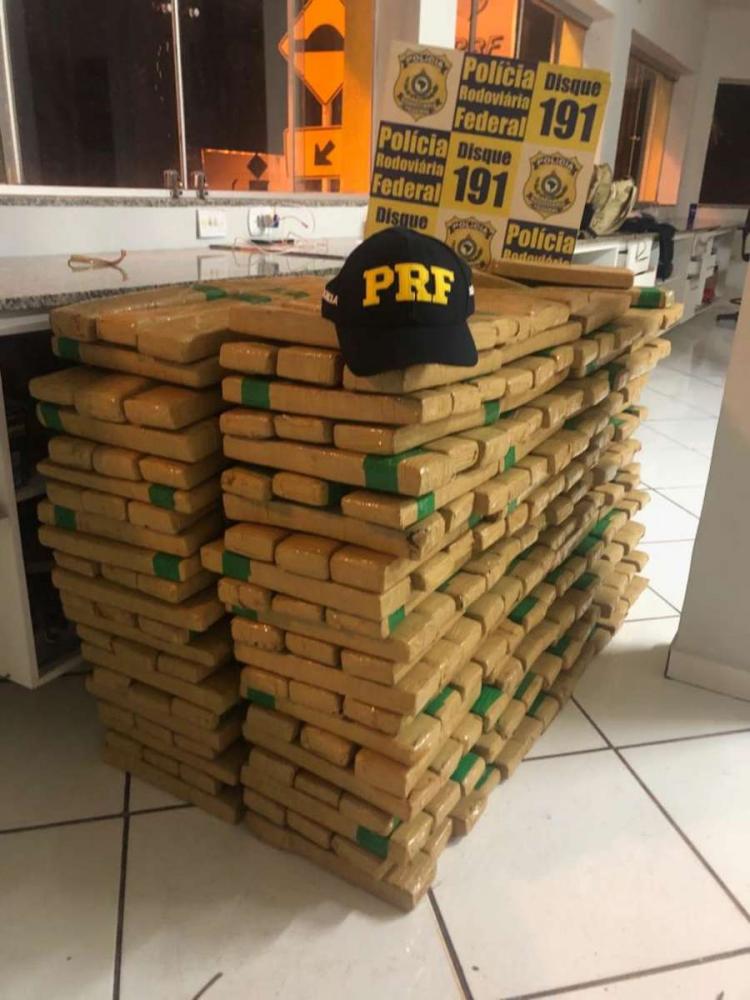 Após avançar contra policiais, motorista capota carro com meia tonelada de maconha