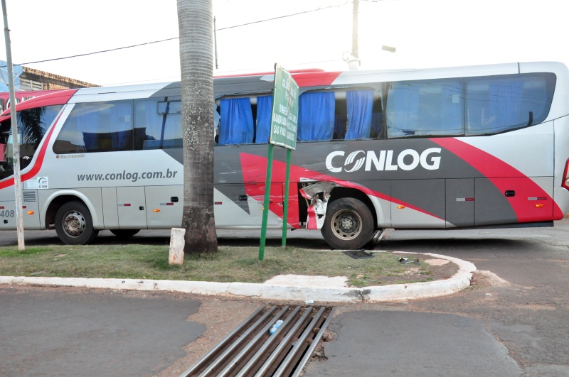 Carreta bateu na lateral de ônibus no cruzamento das Avenidas Genário e Deodato 