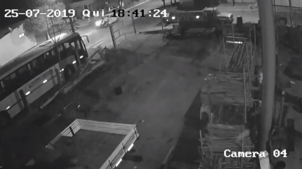 Vídeo mostra momento do acidente entre motoneta e carro em Deodápolis 