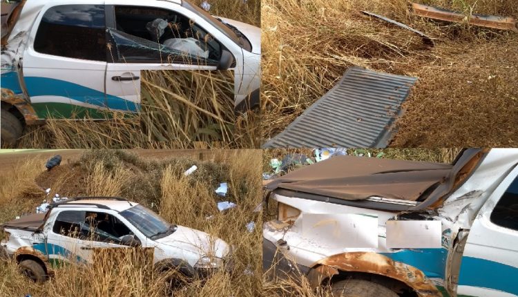 Veículo para sobre trilho e é atingido por trem