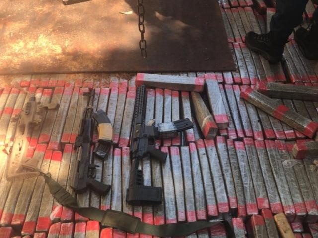 PM encontra fuzis e 1.500 quilos de maconha em fundo falso de caminhão