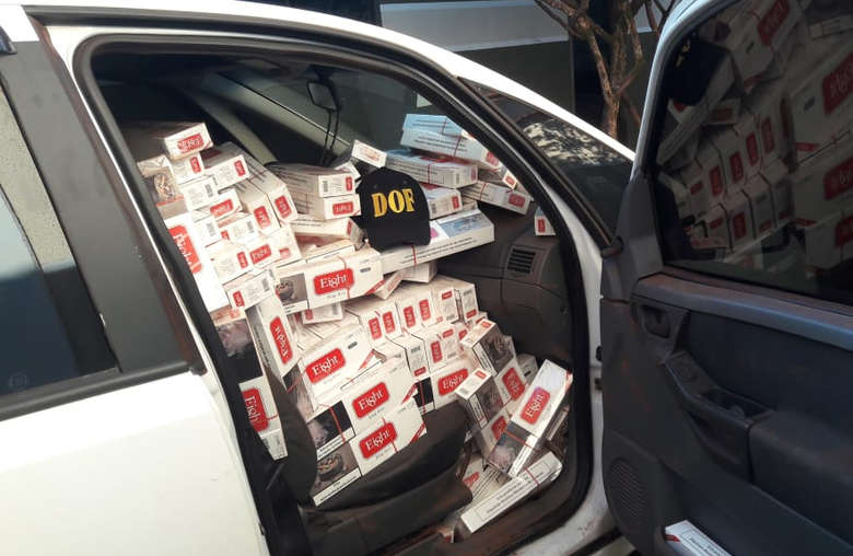Veículo abarrotado de cigarros é encontrado abandonado