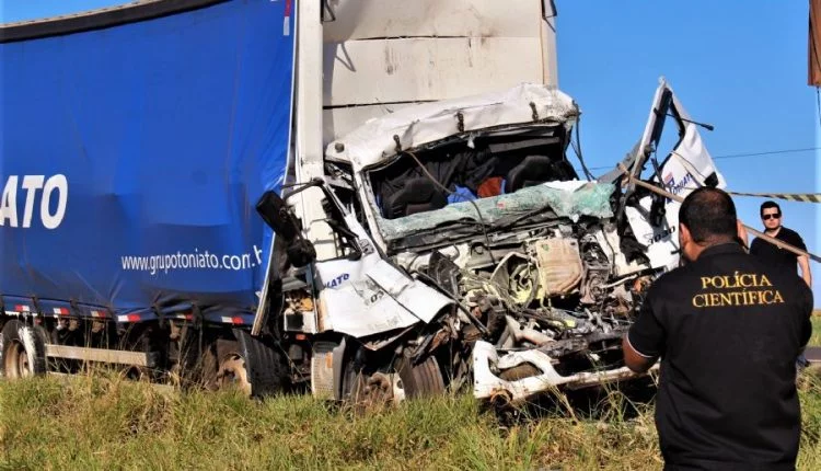 Motorista morre após colisão entre caminhões na MS-276