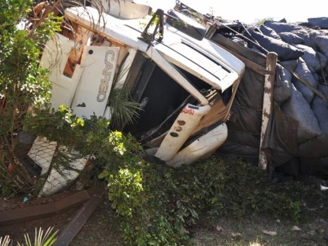 Caminhão carregado de carvão tomba e motorista é lançado da cabine