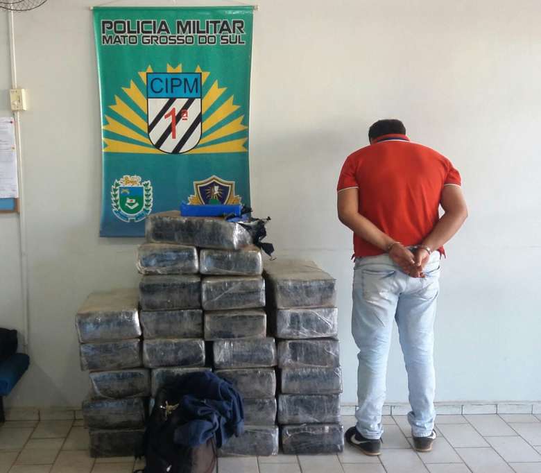 PM apreende quase meia tonelada de maconha e prende traficante