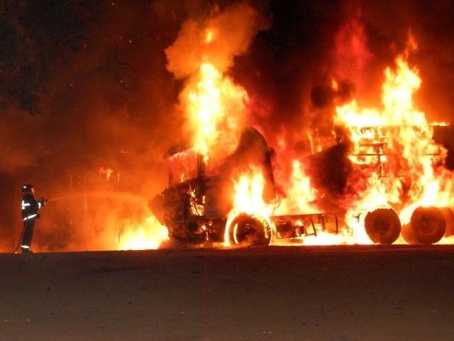 Carreta fica destruída após pegar fogo no pátio de posto de combustíveis