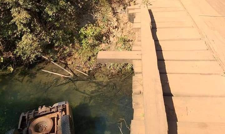 Motorista morre ao perder o controle e cair com caminhonete em rio