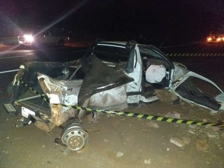 Veículo fica completamente destruído e homem morre em acidente entre Vicentina e Fátima do Sul