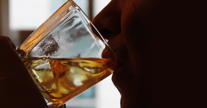 Condutor foi preso por dirigir caminhão após consumir bebida alcoólica no centro de Deodápolis