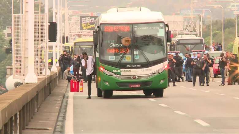 Sequestrador de ônibus na Ponte Rio-Niterói é morto após 3h30