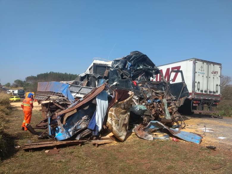 Pedaço de pneu na pista causou acidente com morte que envolveu quatro carretas