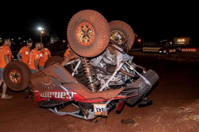 Caio Castro capota carro no Rally dos Sertões e é encaminhado a hospital na Capital