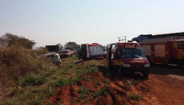 Avô e neta morrem após carro ser atingido por carreta em trevo