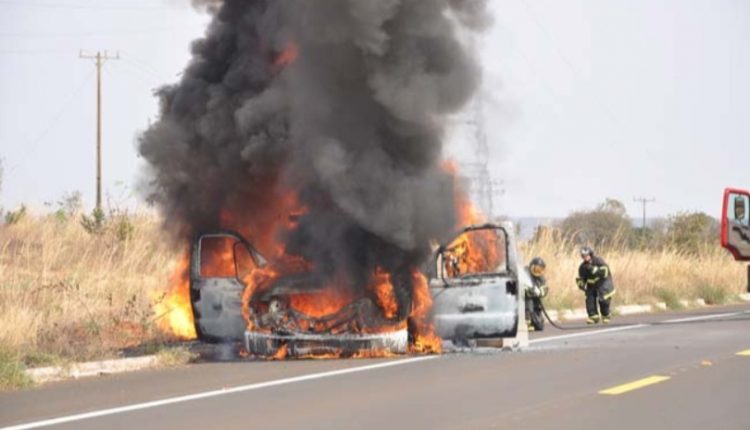 Caminhonete carregada com botijões de gás é destruída por incêndio