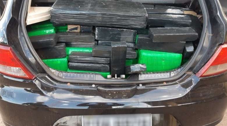 Polícia encontra 230 quilos de maconha em carro roubado
