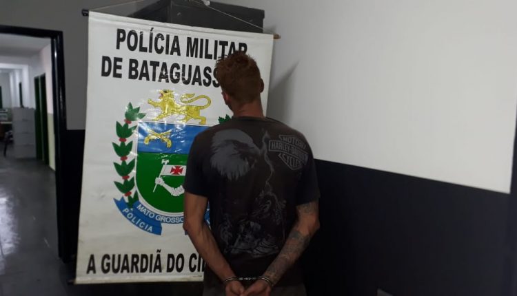 Durante briga, homem tenta matar amigo com golpe de foice nas costas