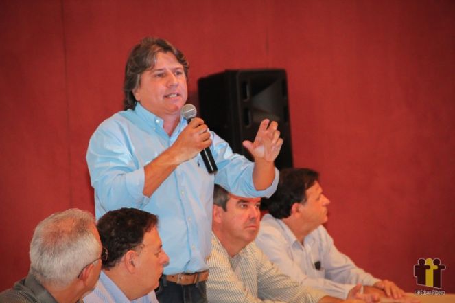 Caravina fala em evento em Campo Grande (Foto: Edson Ribeiro)
