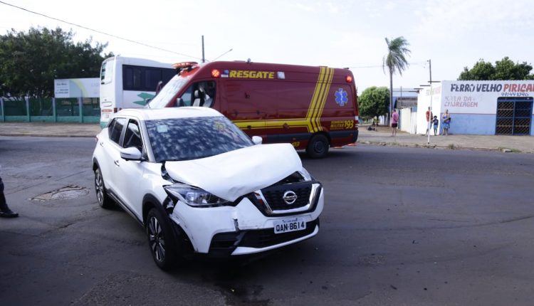Criança e mulher ficam feridas após batida que fez veículo tombar na Mascarenhas