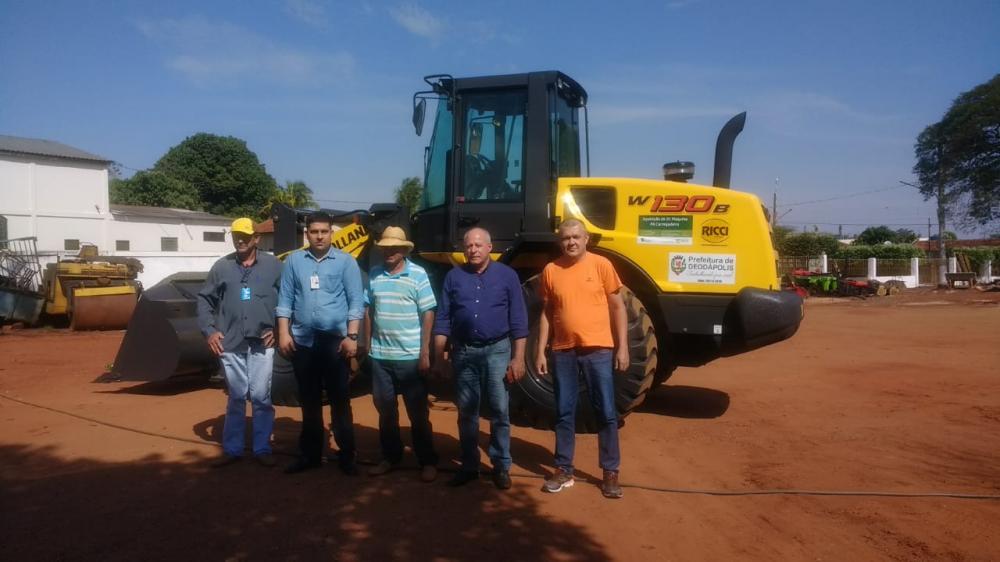 Valdir Sartor destaca aquisição de mais uma pá-carregadeira para o município e parabeniza Dagoberto Nogueira