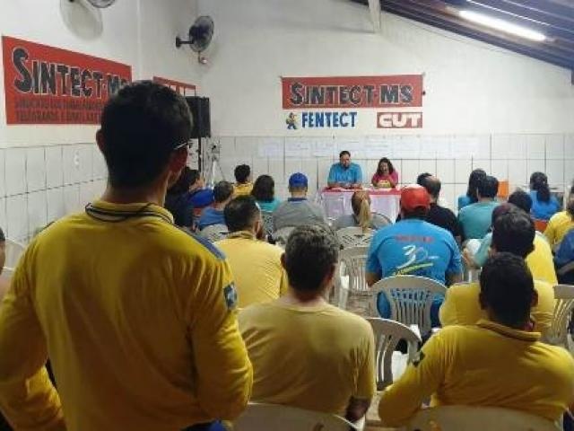 Assembléia que decidiu pela greve na noite desta terça-feira (10). (Foto: Divulgação)