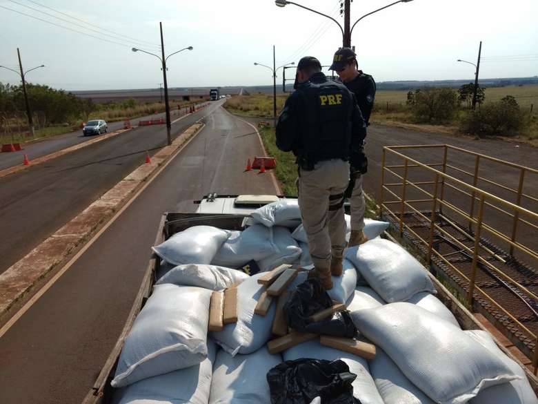Carreta carregada com maconha é apreendida na BR-463