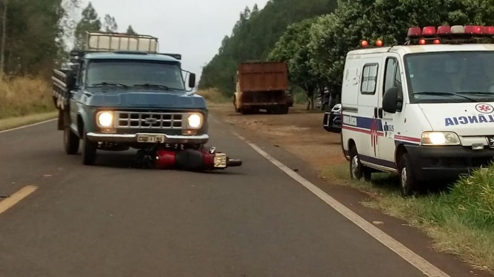 Motociclista perdeu a vida após bater contra lateral de camionete na MS 145 