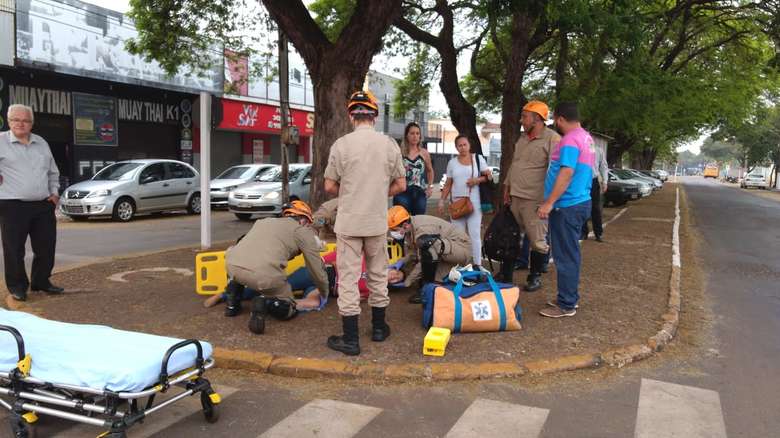 Mulher é atingida por ambulância após veículo 'roletar' avenida no Centro
