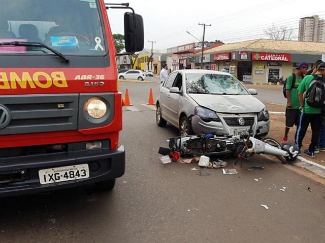 Motorista abandona carro e foge após acidente matar homem de 74 anos