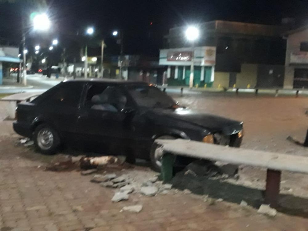 Homem embriagado foi preso em flagrante após colidir o carro contra bancos da Praça Central 
