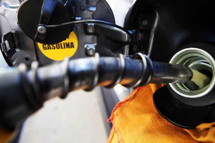 Dupla furtava gasolina do patrão e vendia para motorista de aplicativo