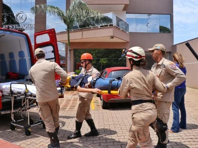 Mulher sobrevive ao cair do 5º andar de prédio durante limpeza de janela