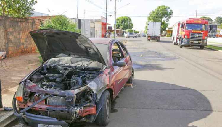 Na volta de posto de saúde, carro emprestado pega fogo e assusta família