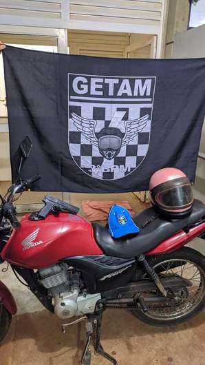 Dono de supermercado percebe arma falsa, avança contra ladrão e bandido foge abandonando moto
