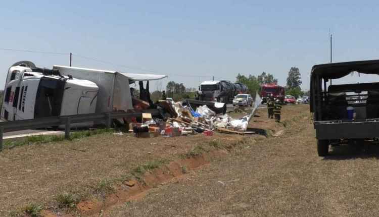 Carreta carregada com material bélico do Exército tomba na divisa com MS