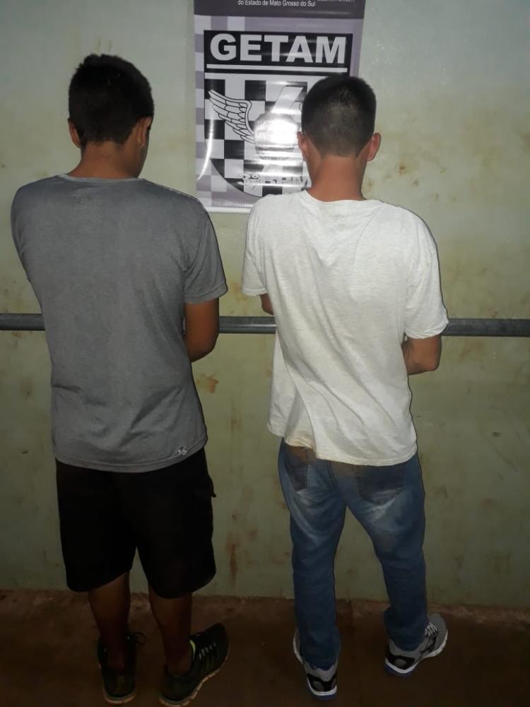 Irmãos são detidos após polícia encontrar droga no Jardim Flórida
