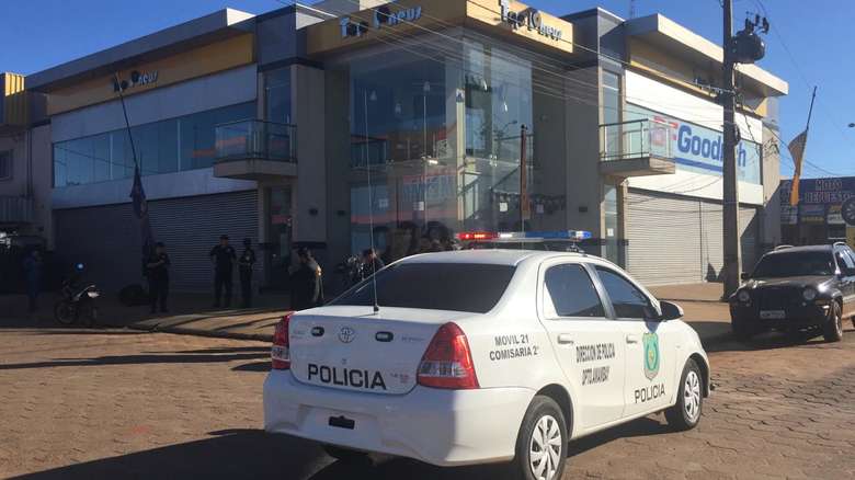 Gerente de loja de pneus é baleado por pistoleiros